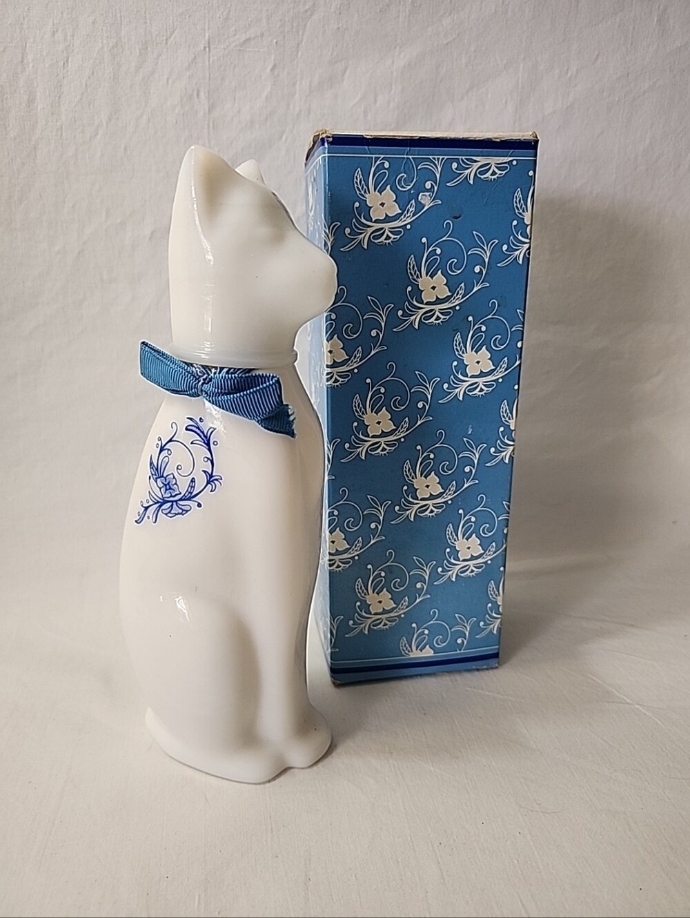 Vintage New Avon MING CAT Elusive Cologne Full Bottle Milk Glass 6 oz Perfume